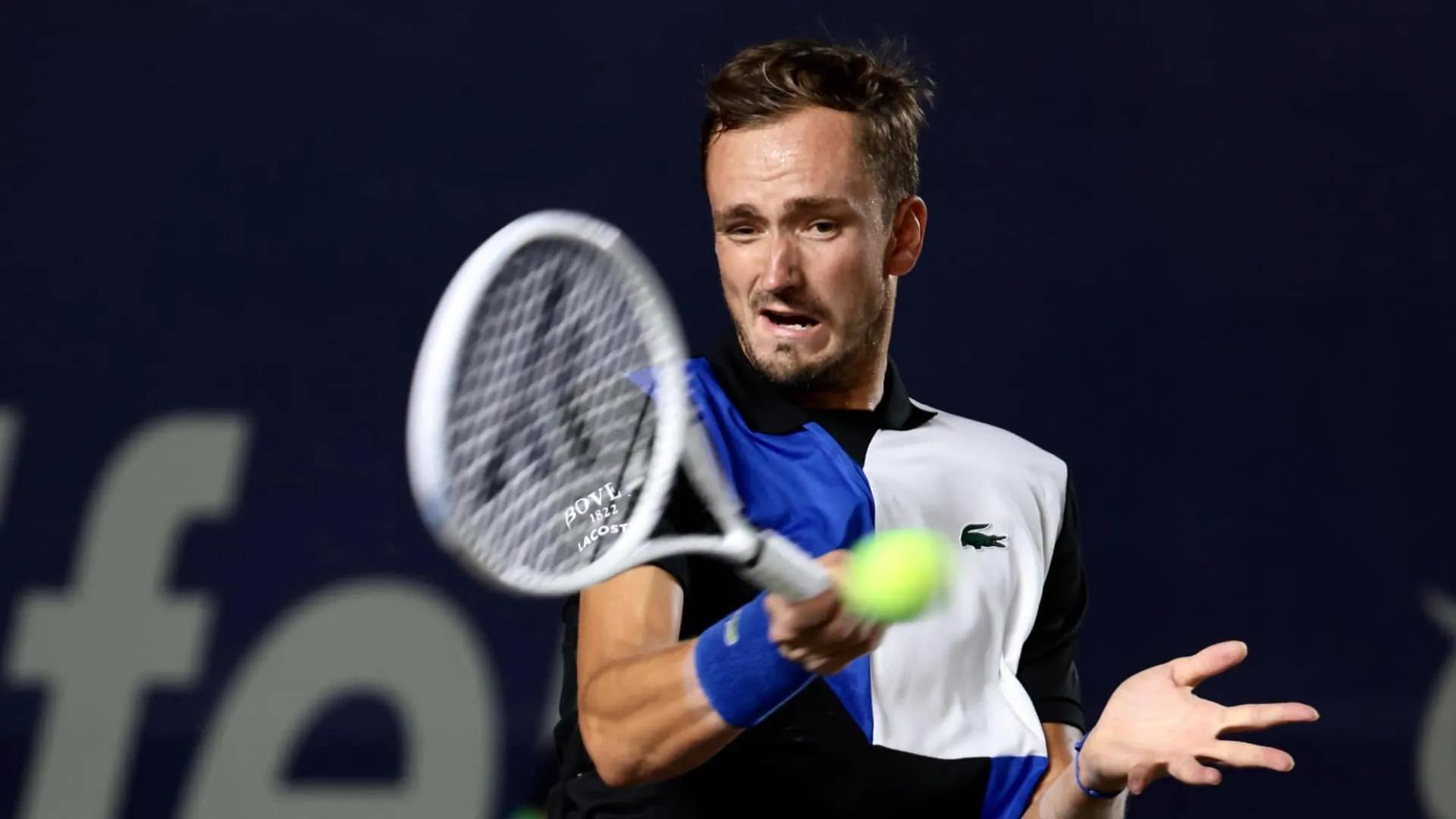 梅德韦杰夫和纳达尔说了什么,梅德韦杰夫完成复仇轻松挺进八强