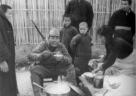 变态的纳粹德国，*光脱**犹太人女人衣服，集体*杀屠**!2