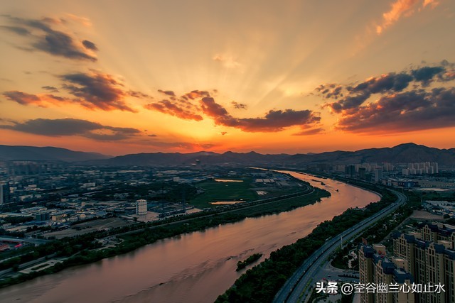 在迷茫的黑夜里指引我们前行,我们要在黑暗中不慌不忙的坚强