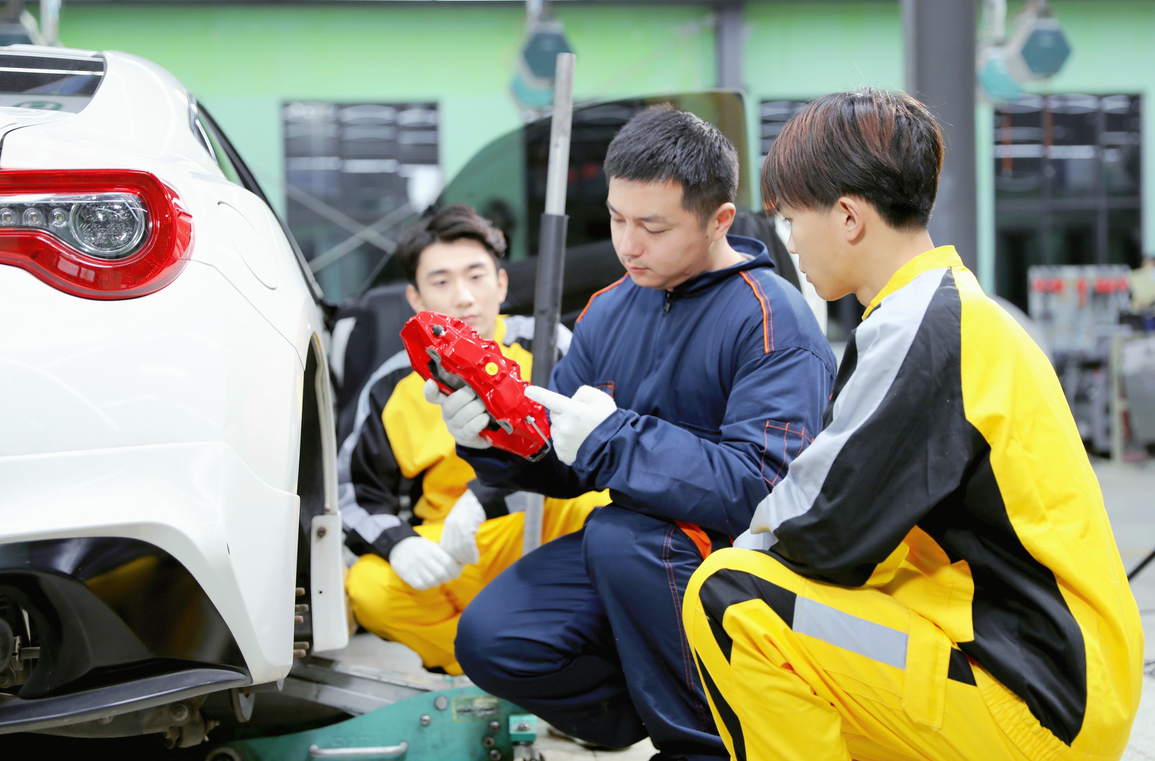 中高考季选专业阶段来了，汽车改装行业前景怎么样，是否值得学？