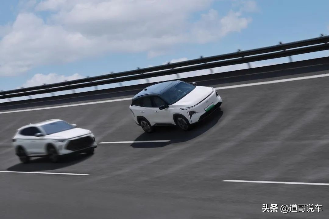 吉利银河l7与比亚迪宋pro冠军版,吉利宋七座