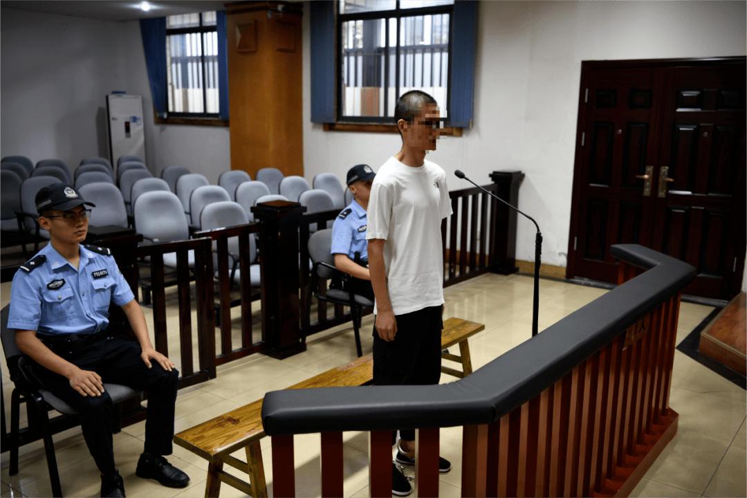 因生活压力大男子暴力袭警被拘留,男子公交车上猥亵小学生获刑1年