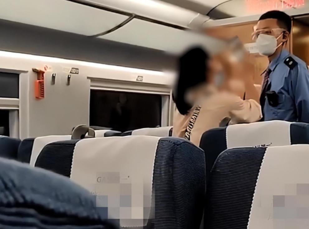 年轻女子高铁上当众劈叉,女子在高铁上劈叉