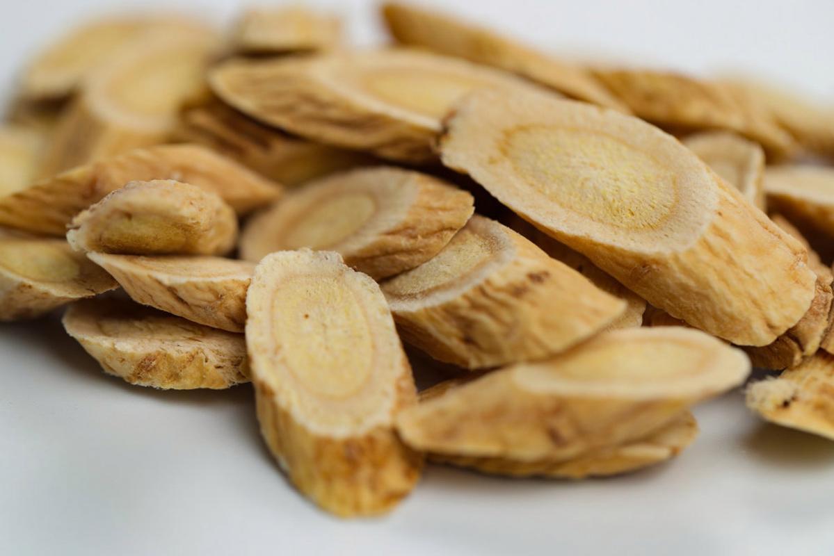 长期喝黄芪水对人体有什么坏处,常喝黄芪水的好处及危害