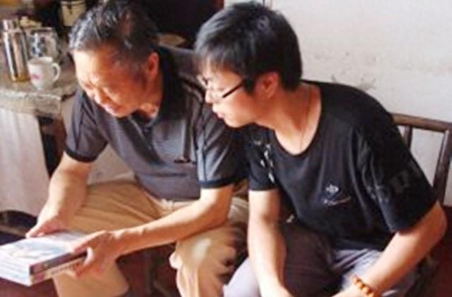 2019年，毛岸平追悼会：李敏、李讷、*新宇毛**敬献花圈