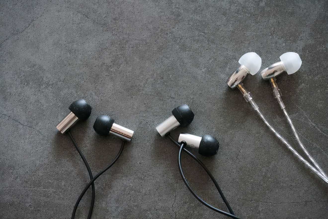 面对微型有线耳机的音质，我手里60个真无线全部投降