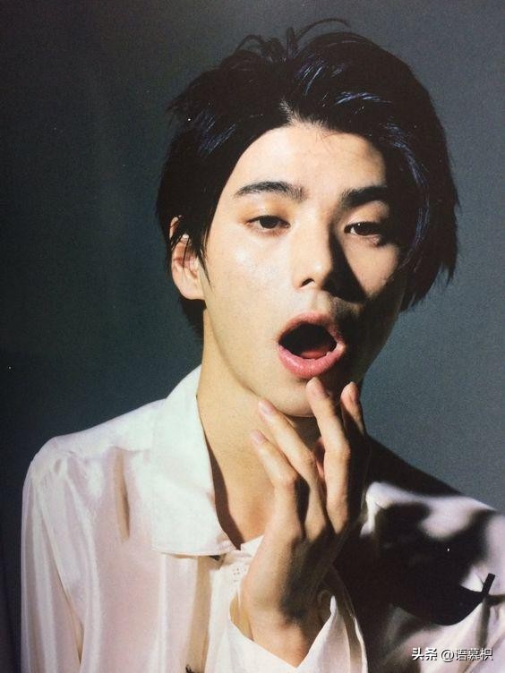 苣屋戏外是黑发大帅哥！村上虹郎浓颜系帅脸超迷人，爸妈皆是大咖