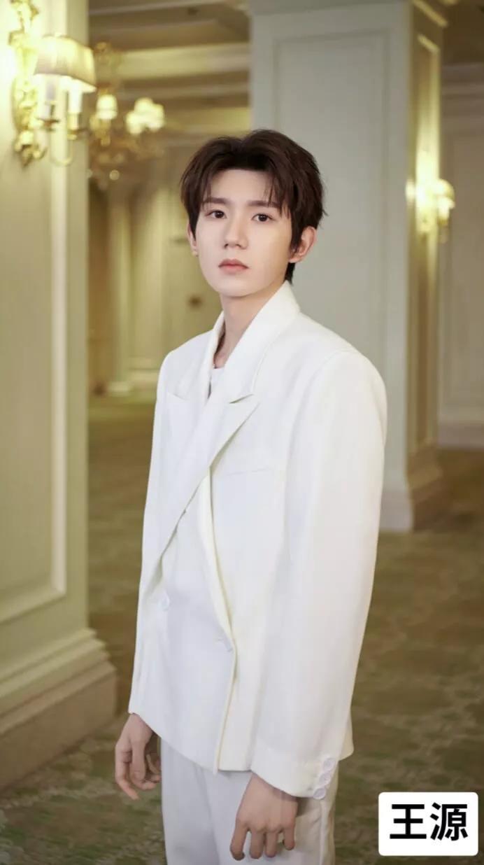 男明星穿白衬衫西装,男明星穿西装谁最好看