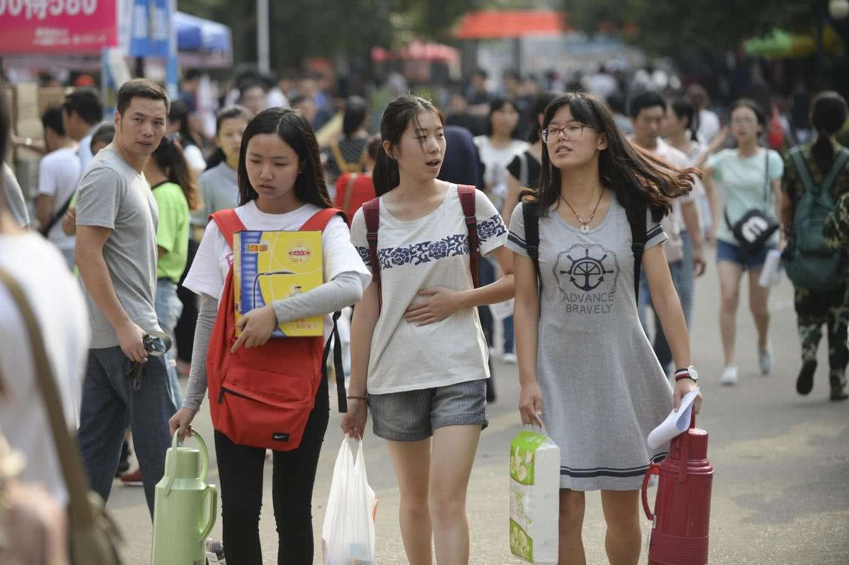 大学生开学寄快递人多,大学生面临开学的反应