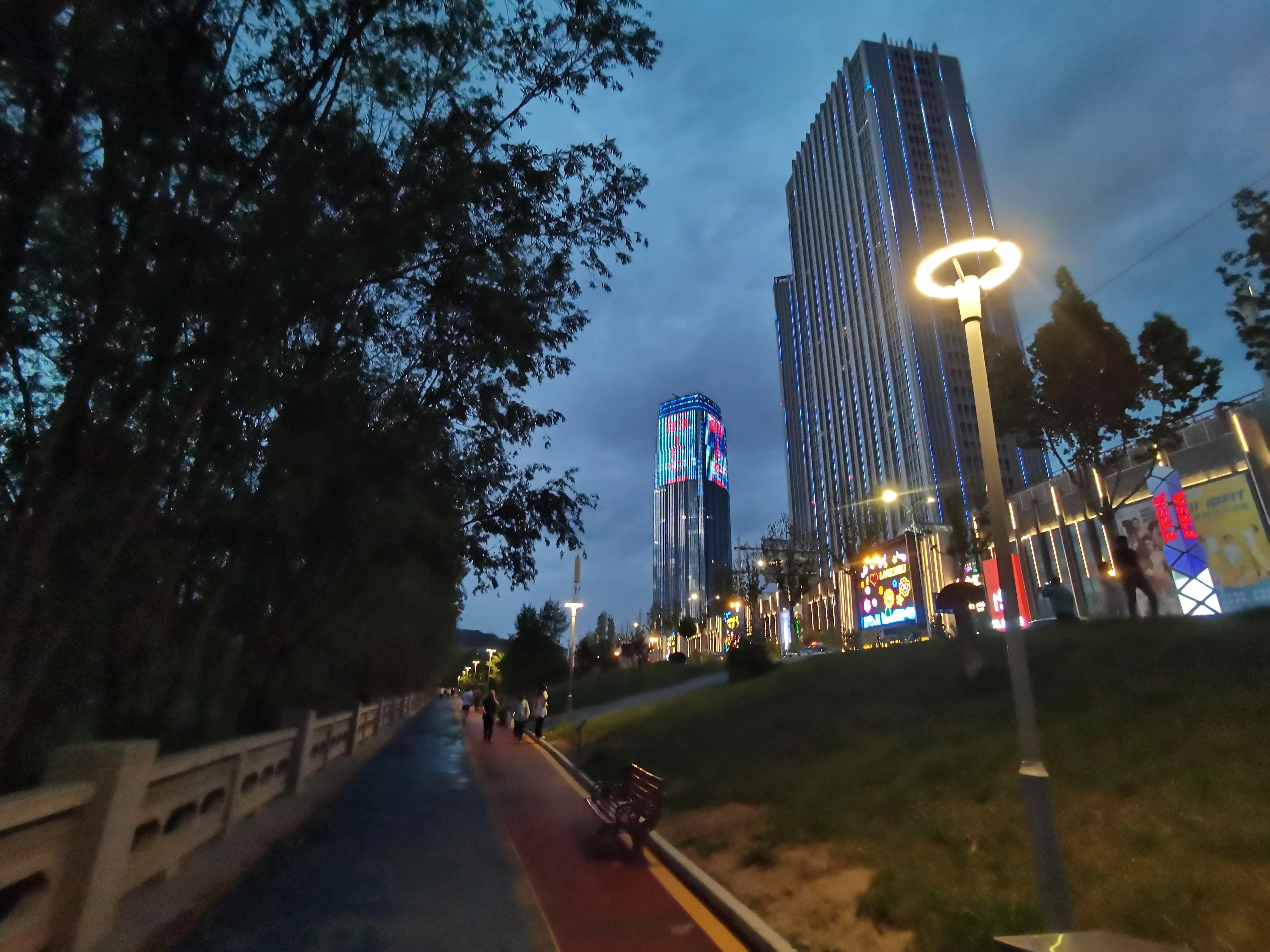 七一开怀赋锦章，锤镰飞彩映朝阳