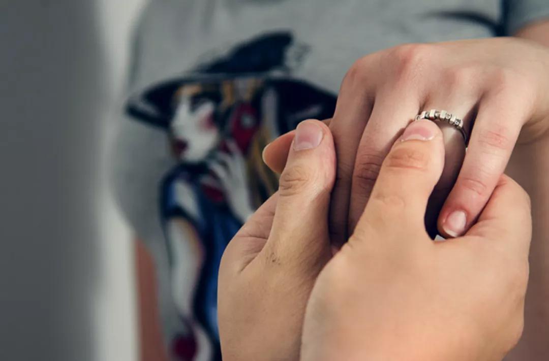 男子雪地画图告白写错字,男子雪地表白女友写错字