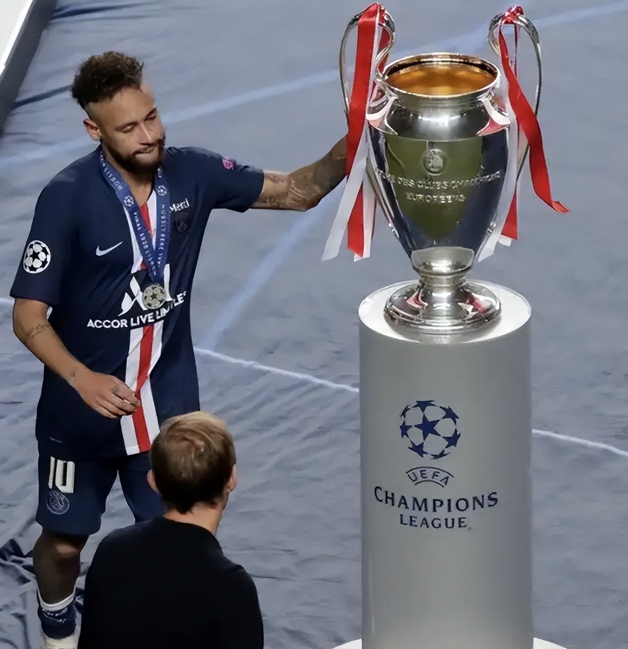 内马尔最新转会纪录,转会费2400万