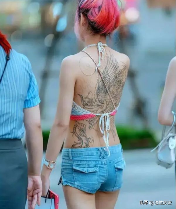 “露奶装”，“开裆裤”，大街上的牛鬼蛇神，演绎现实的罗刹海市