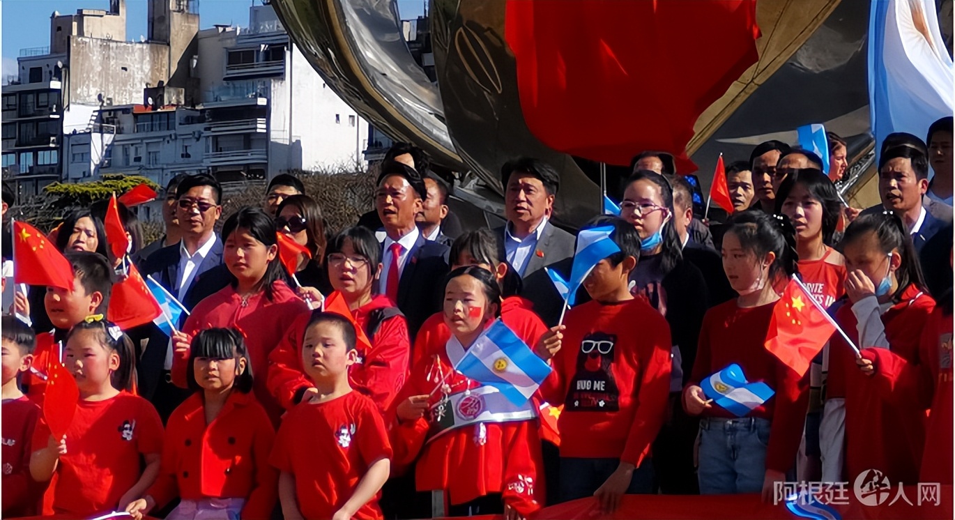 歌唱祖国，喜迎二十大：阿根廷侨界举行快闪大合唱活动