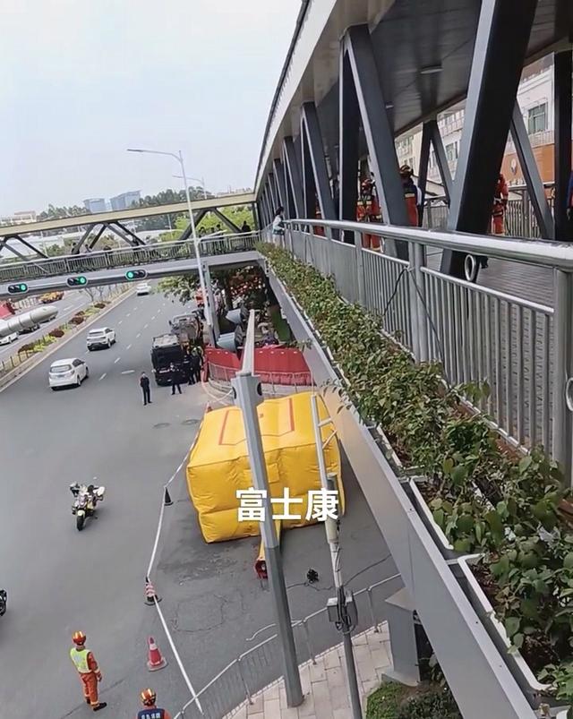 女子在富士康上班15年被裁员，情绪崩溃欲跳桥轻生，我房贷怎么还