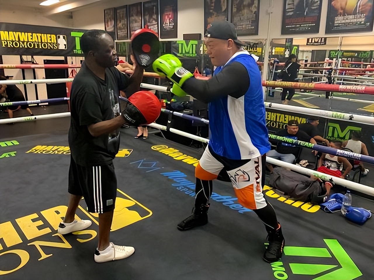 东方巨龙打败黑金刚,世界拳坛张君龙最新比赛