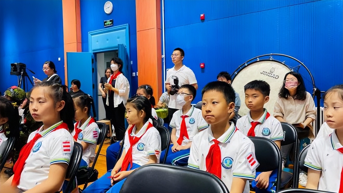 百面战旗红一团,百面战旗红