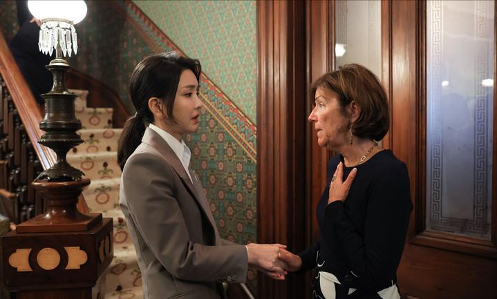 韩国最美“第一夫人”，穿搭“穿松不穿紧”，不露身材却显优雅