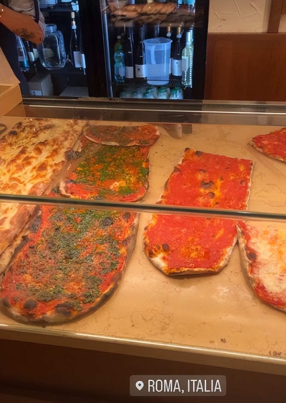 李嫣和闺蜜一起逛街,李嫣跟闺蜜逛街