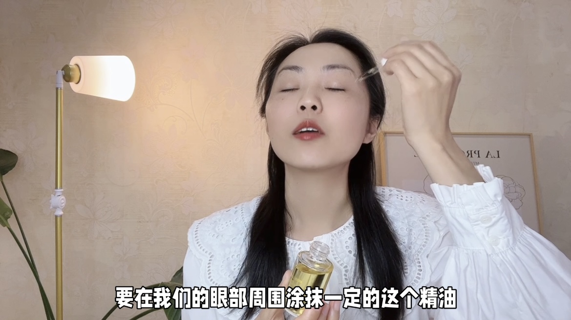 1把梳子去眼袋皱纹!每天按揉20下,眼睛好漂亮,阿姨变成小姐姐