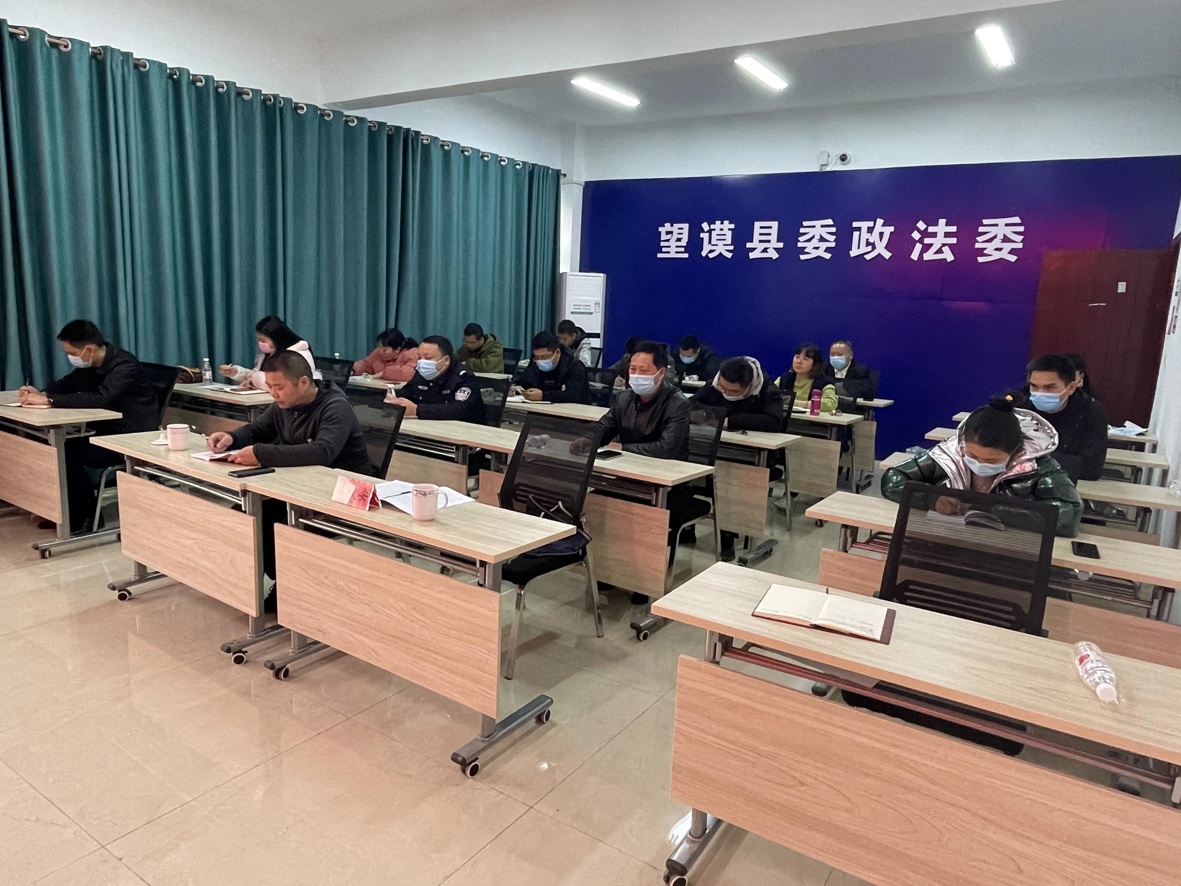 唐朝海到望谟县委政法委调研并开展学习贯彻*党**的十九届六中全会精神宣讲