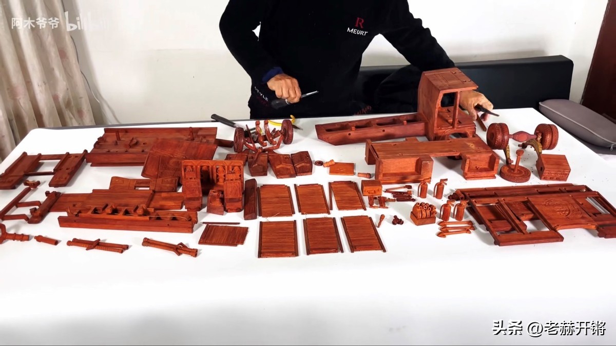 爷爷用榫卯手艺做足球,大爷制作的榫卯足球火了