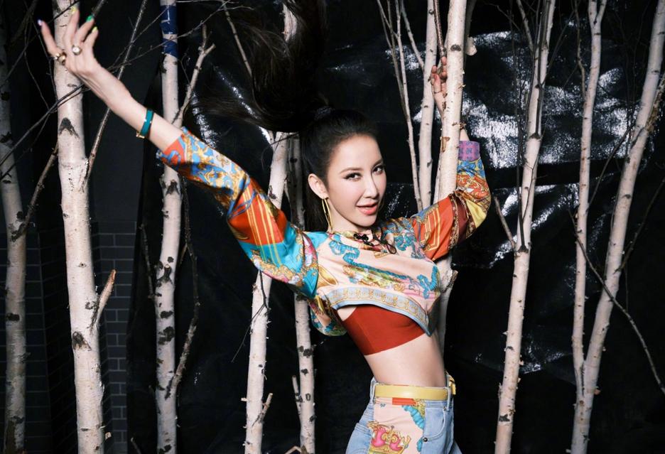 知情人曝李玟摔倒后节目组没停,知情人曝李玟摔倒后节目组喊停