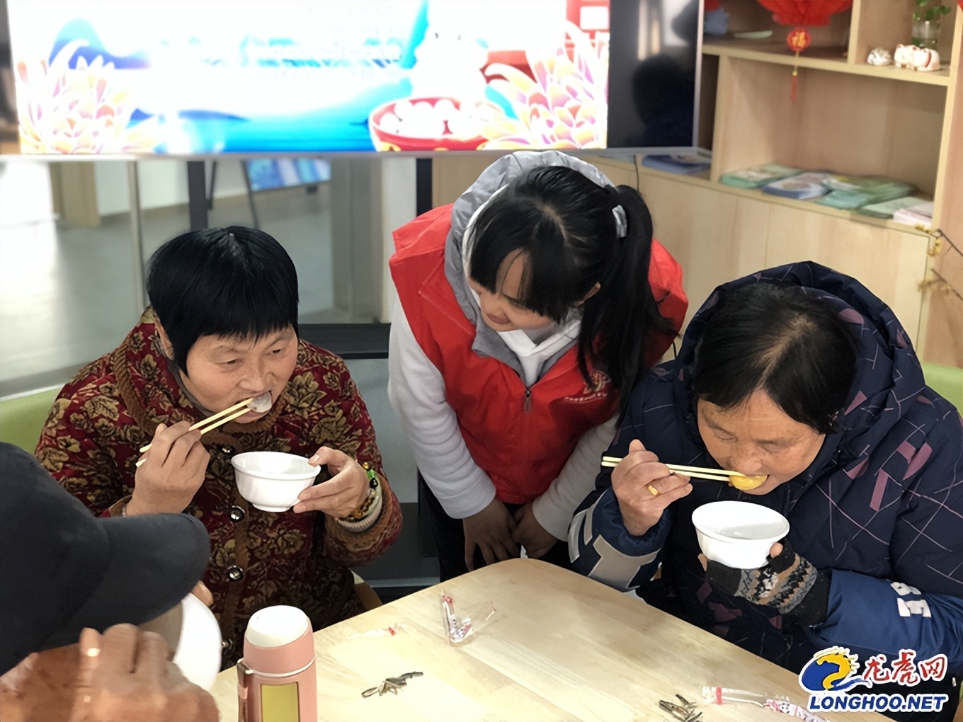 南京市江宁区吉山社区：“滚”元宵“包”汤圆三代同乐“吉味”年