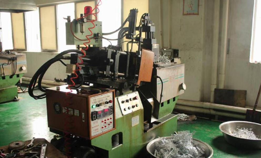 厦门一男子因贩卖枪型钥匙扣被抓,男子售卖钥匙扣