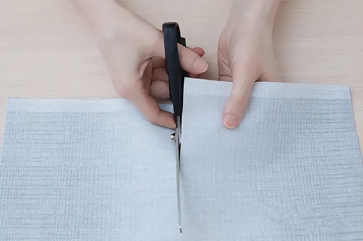 在晋朝，用布帛买东西，是整匹整匹用，还是裁剪着用？