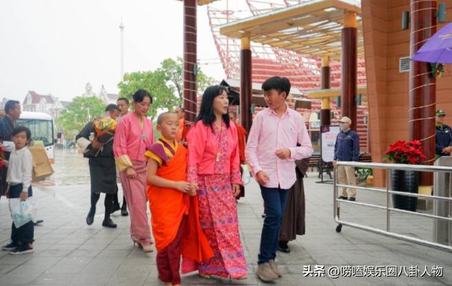 同样都是小国的王后，佩玛远不如夏琳王妃过得好，王冠看着好廉价