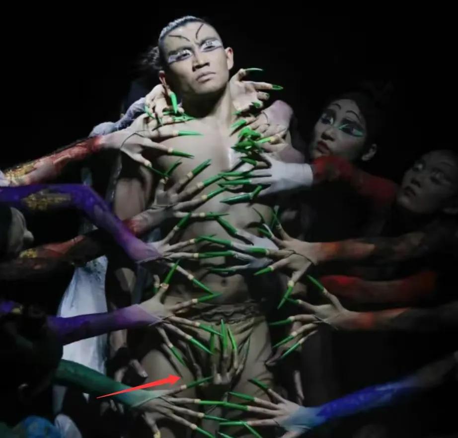 杨丽萍新舞蹈因惹争议，手摸*处私**尺度大，网友纷纷直呼辣眼睛