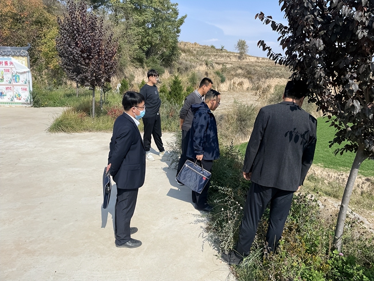 “乡村振兴你我同行”——张家川县文体广电和旅游局向帮扶村学校捐赠学习体育用品