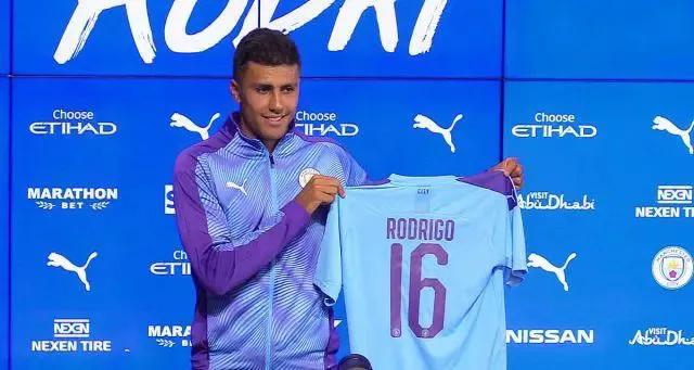 小白看足球赛,小白看篮球