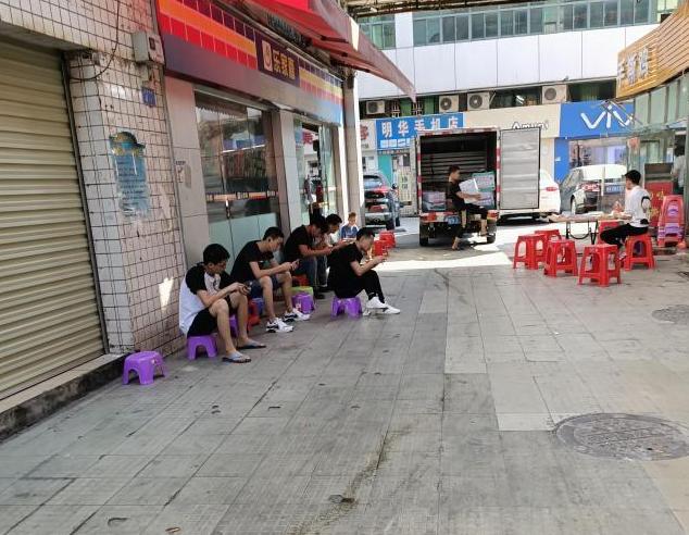 2毛钱的散烟，4块钱的面，天天在网吧过夜，这就是三和大神的生活