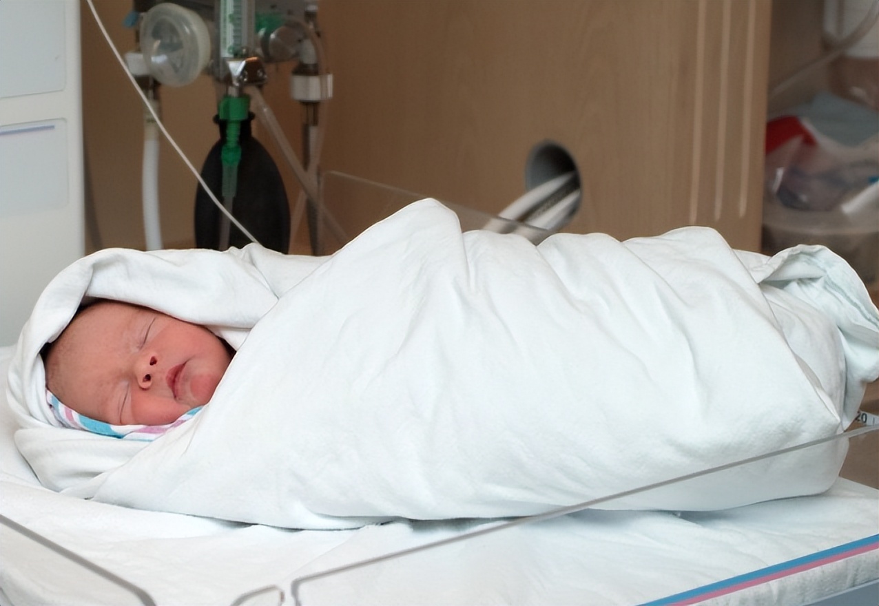 养父母靠煤气养大女儿20年后寻亲,养父扛煤气罐供女孩读到博士