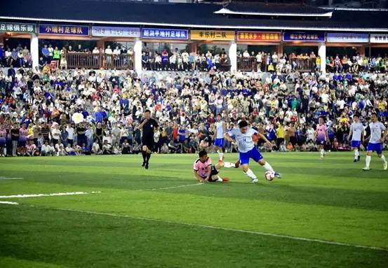 贵州村超爆火引发热议,贵州“村超”火出圈引热议