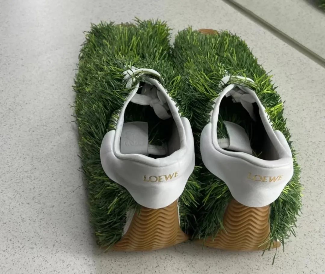 离谱？一双草鞋居然卖1.45万！网友：真“拔草”了