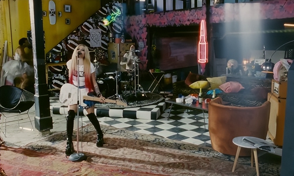 艾薇儿为何不出新专辑了,艾薇儿回归之作完整版