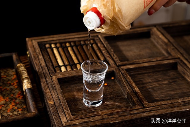 河南小伙随礼3000喝光整瓶茅台,酒席喝茅台事件