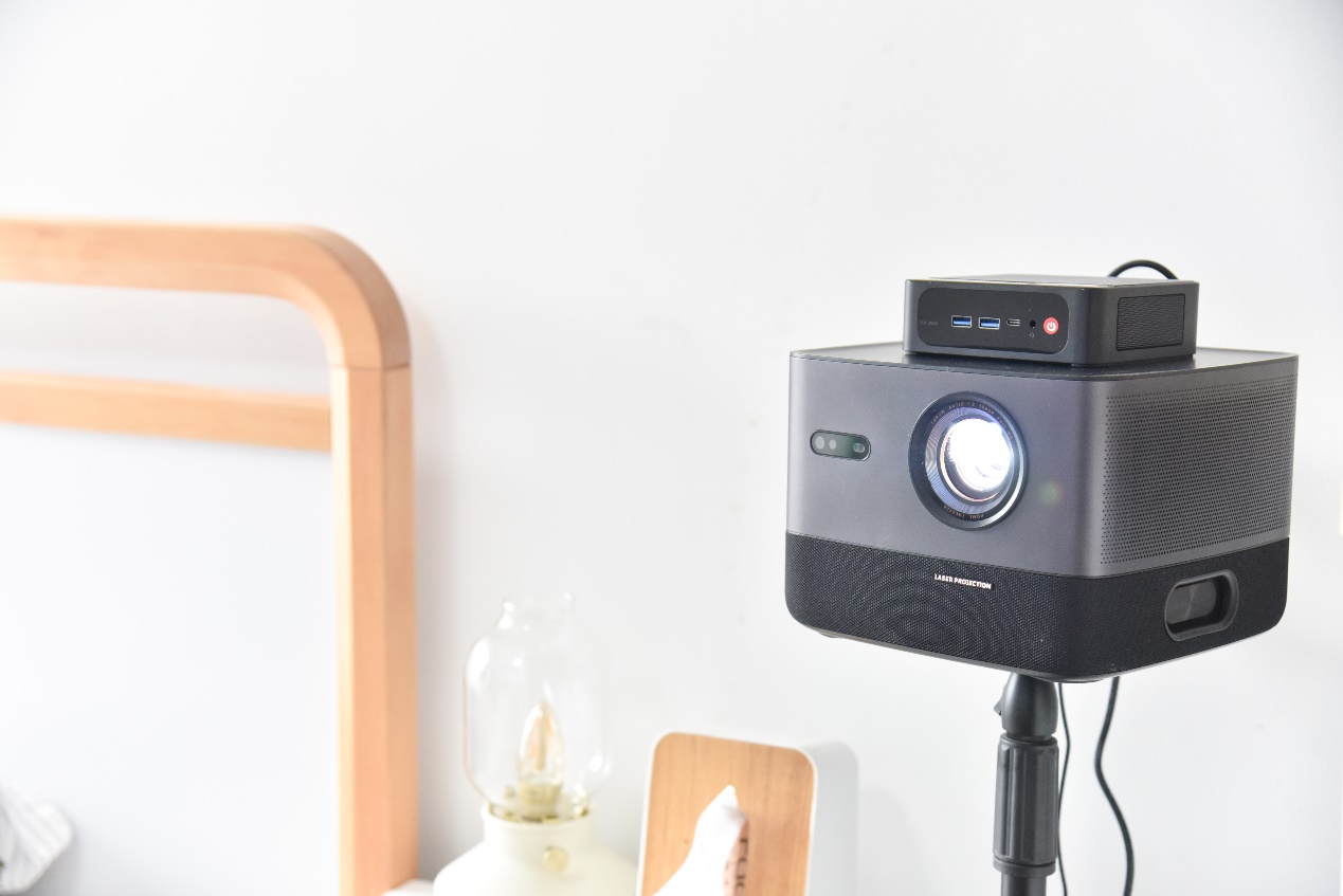 放弃台式，巴掌大零刻SER55500U打造简洁桌面，性能不输传统电脑