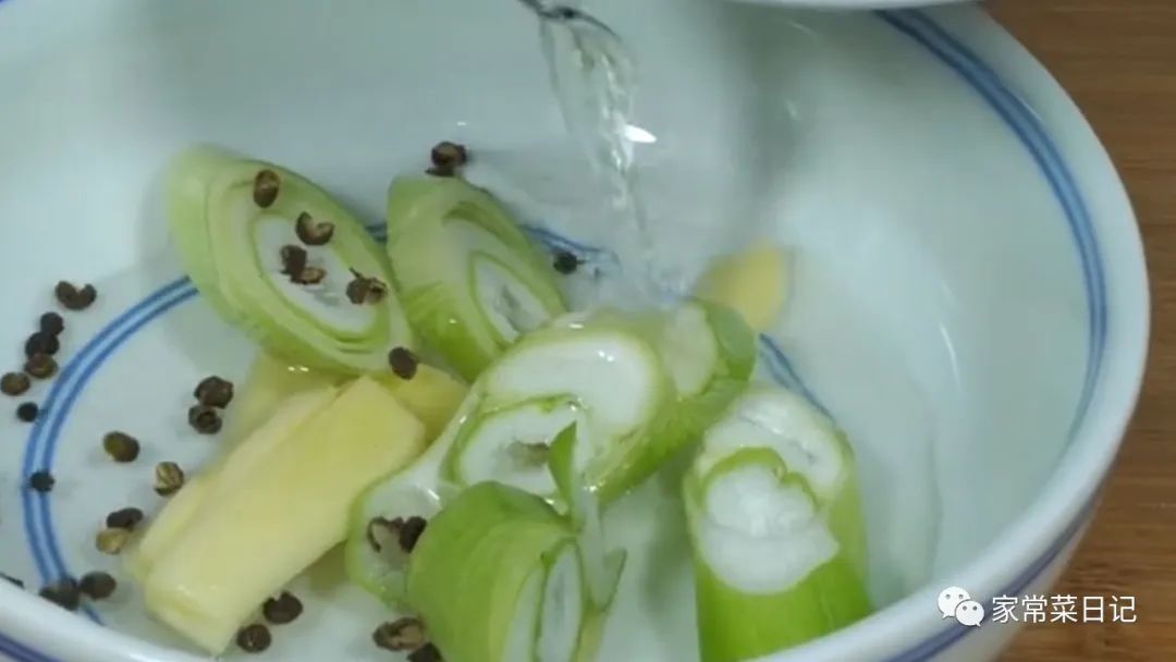 调肉馅时，一定要多加这两种水，馅料不腥，肉质鲜嫩多汁，真香