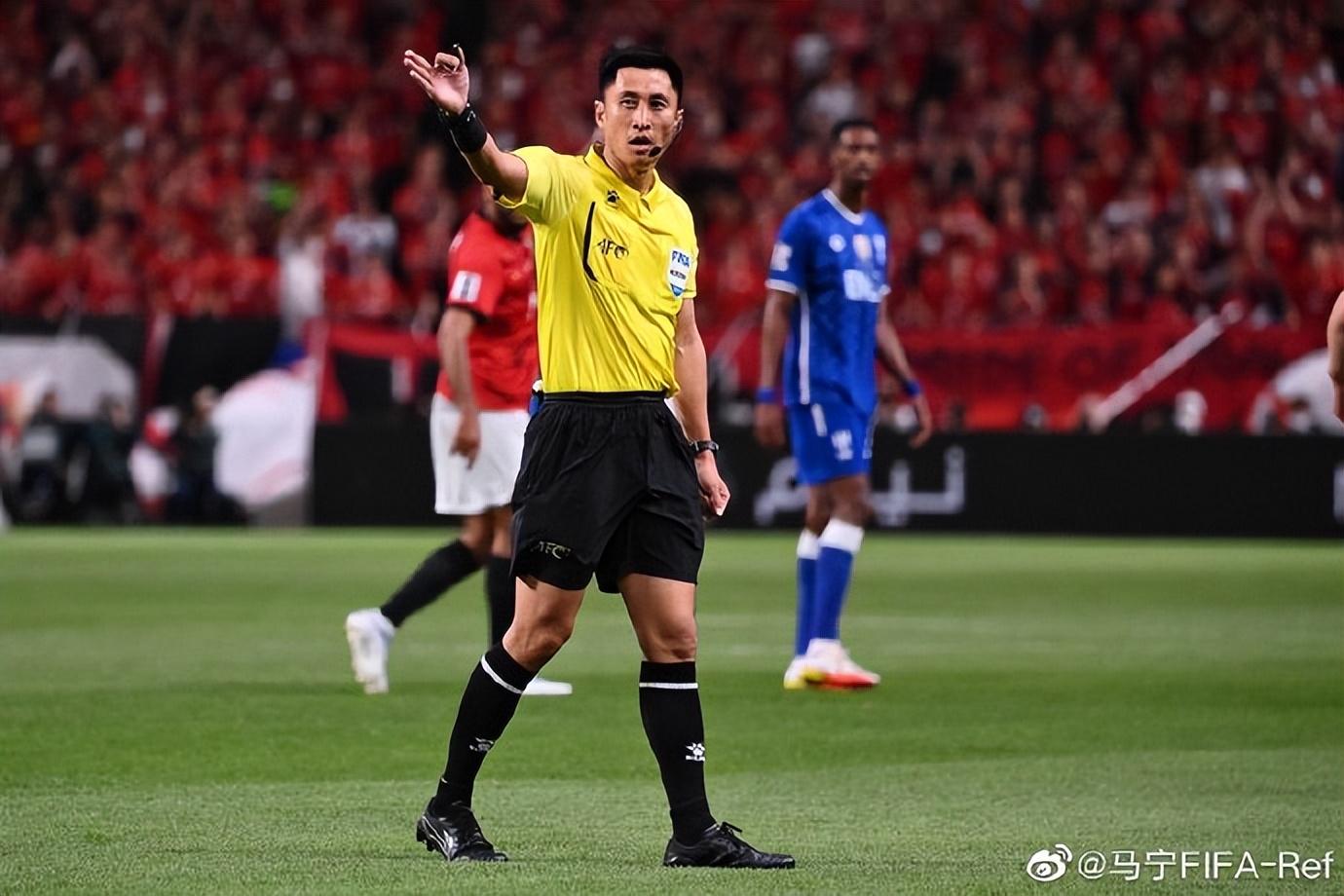 马宁执法亚冠决赛首回合比赛,足球裁判马宁亚冠名场面