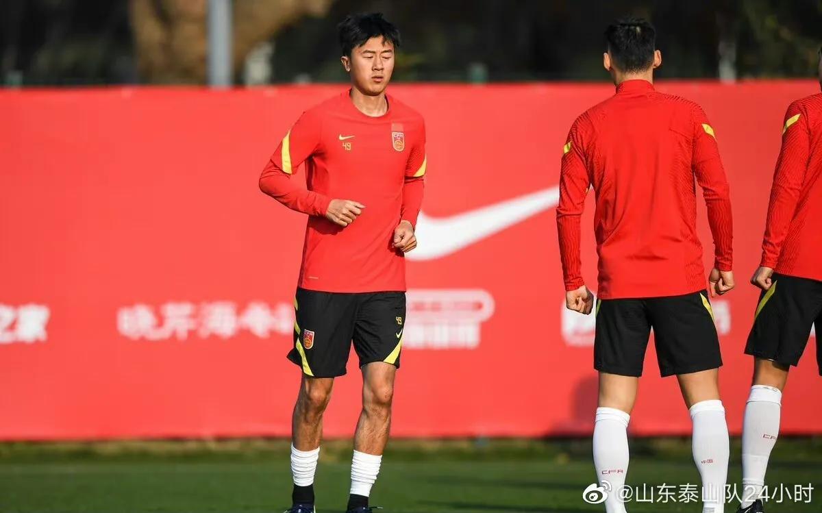 中国国家足球队训练图,利马晒在国家队训练照