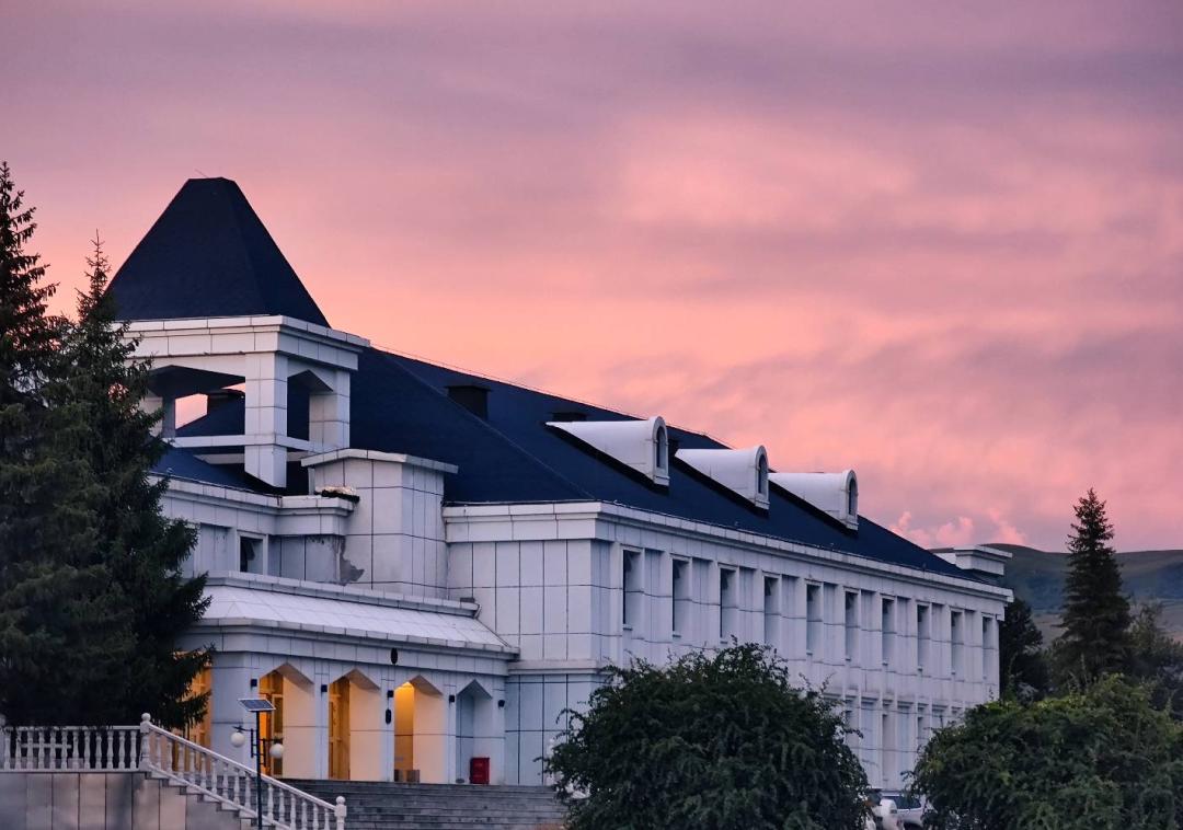 疆内旅游住宿哪里好点呢,新疆旅游酒店怎么选房间