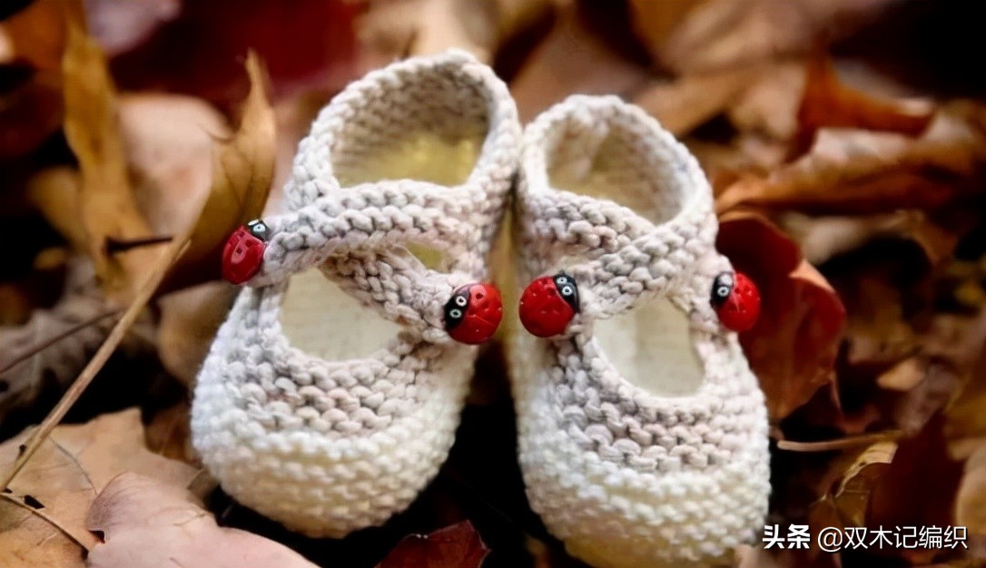 松鼠绒毛线婴儿鞋编织视频,网红毛线编织婴儿鞋视频