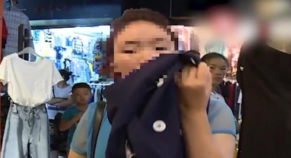 女孩进店试衣服店员歧视,一女子在高档店试衣服被店员嫌弃