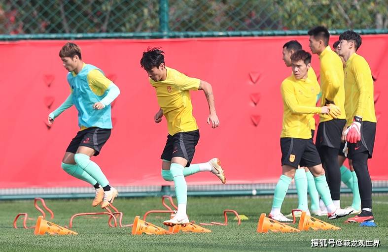 韦世豪与舒库罗夫均首发出战,19年韦世豪飞铲舒库罗夫