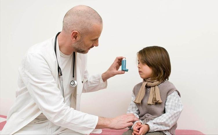 小儿支气管哮喘治疗过程中，配合穴位敷贴护理，收效更佳