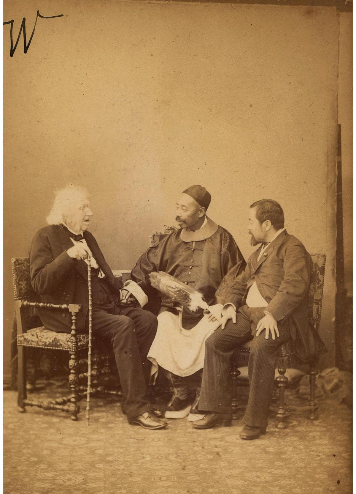 侵华日军*行暴**照片，日本人强迫女子脱下衣服，*辱侮**致死